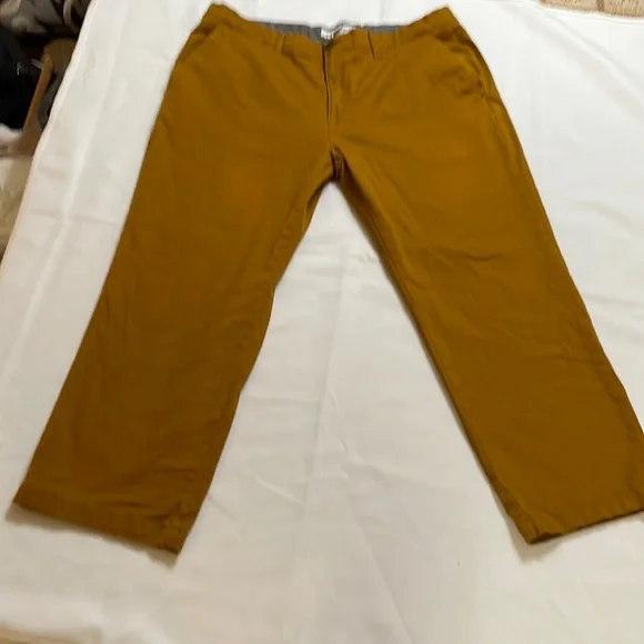Amazon Essentials Men Chino Pants Size 40W X 28L EUC
